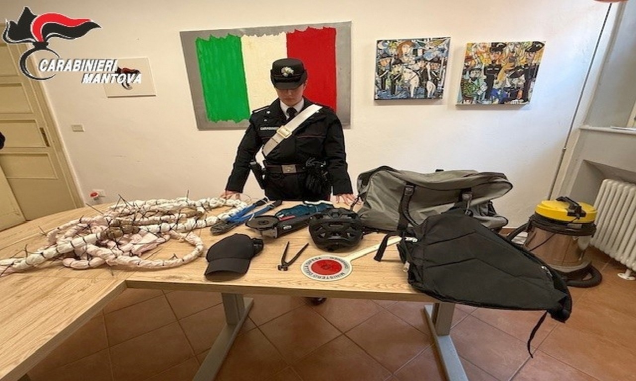 Ladro acrobata si cala dal tetto di Scarpe & Scarpe ma resta intrappolato: liberato dai Vvf, finisce in mano ai Cc