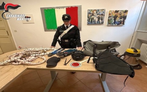 Ladro acrobata si cala dal tetto di Scarpe & Scarpe ma resta intrappolato: liberato dai Vvf, finisce in mano ai Cc