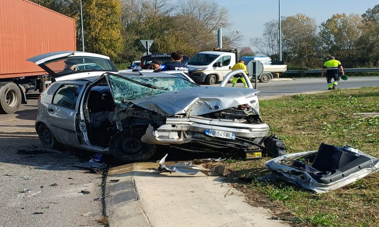 Schianto contro un autocarro: macchina sfasciata e 49enne in ospedale