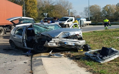 Schianto contro un autocarro: macchina sfasciata e 49enne in ospedale