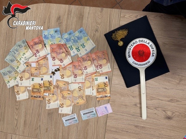 Il denaro insieme alle due carte d'identità e alla patente trovati e sequestrati dai Cc