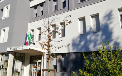 Si traveste da anziana per continuare ad incassare la pensione della madre morta da anni