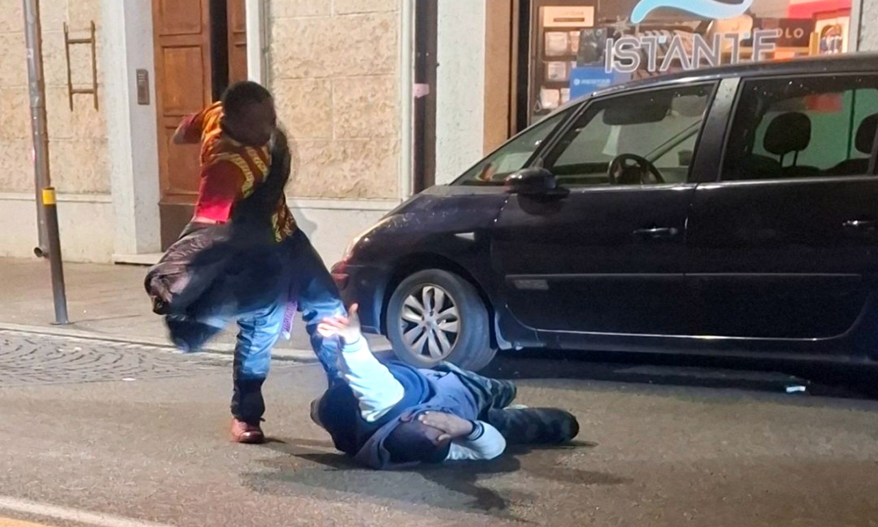 Cinghiate e calci anche quando l’avversario era svenuto: arrestato l’aggressore