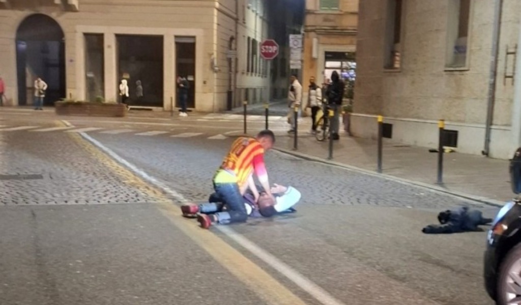 Rissa e botte lungo la strada in pieno centro: l’aggressore in stato di fermo