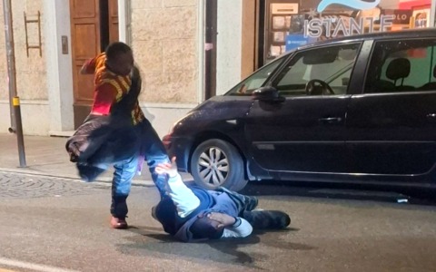 Cinghiate e calci anche quando l’avversario era svenuto: arrestato l’aggressore