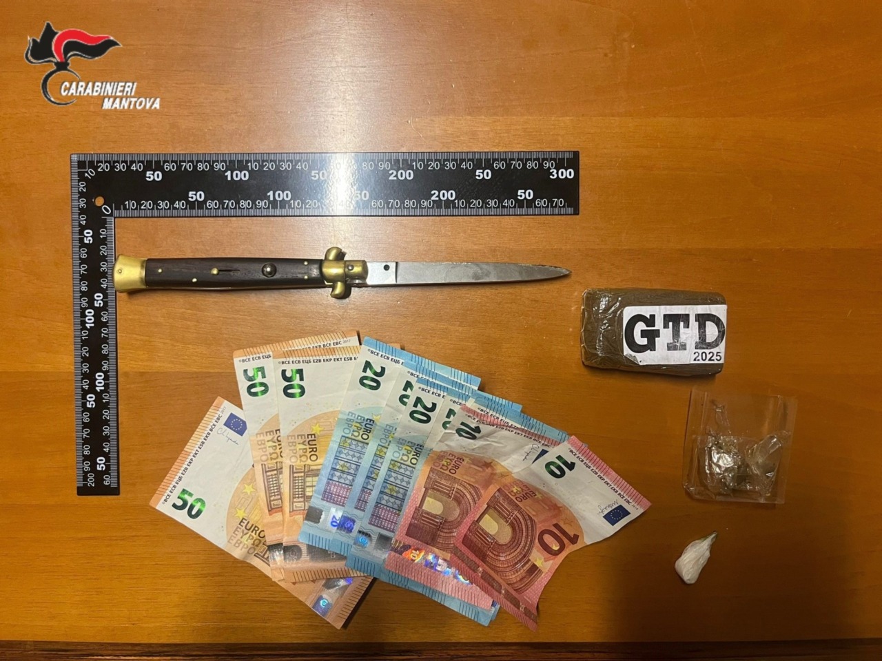 Aggredisce il carabiniere che lo sta controllando e gli dà una testata in faccia