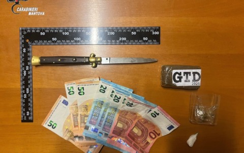 Aggredisce il carabiniere che lo sta controllando e gli dà una testata in faccia