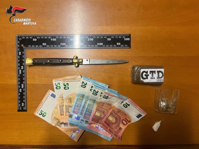 Aggredisce il carabiniere che lo sta controllando e gli dà una testata in faccia