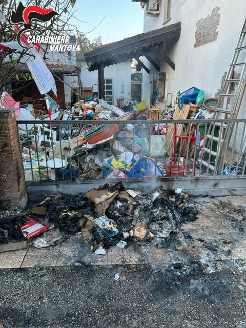 La discarica creata in giardino dai due e i rifiuti dati alle fiamme