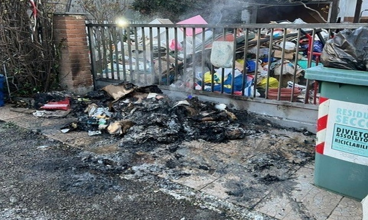Discarica in casa, i proprietari tornano in loco: rompono i sigilli dei Cc e danno fuoco ai rifiuti