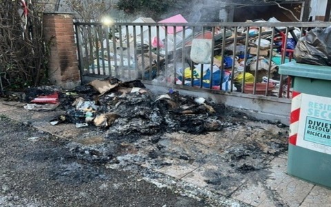 Discarica in casa, i proprietari tornano in loco: rompono i sigilli dei Cc e danno fuoco ai rifiuti