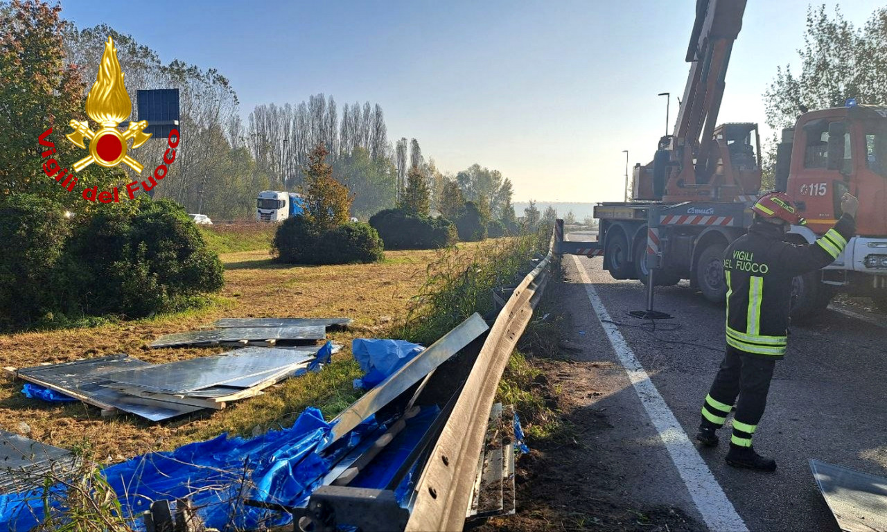 Paura in tangenziale sud: camion perde il carico di lastre in acciaio