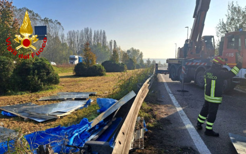 Paura in tangenziale sud: camion perde il carico di lastre in acciaio