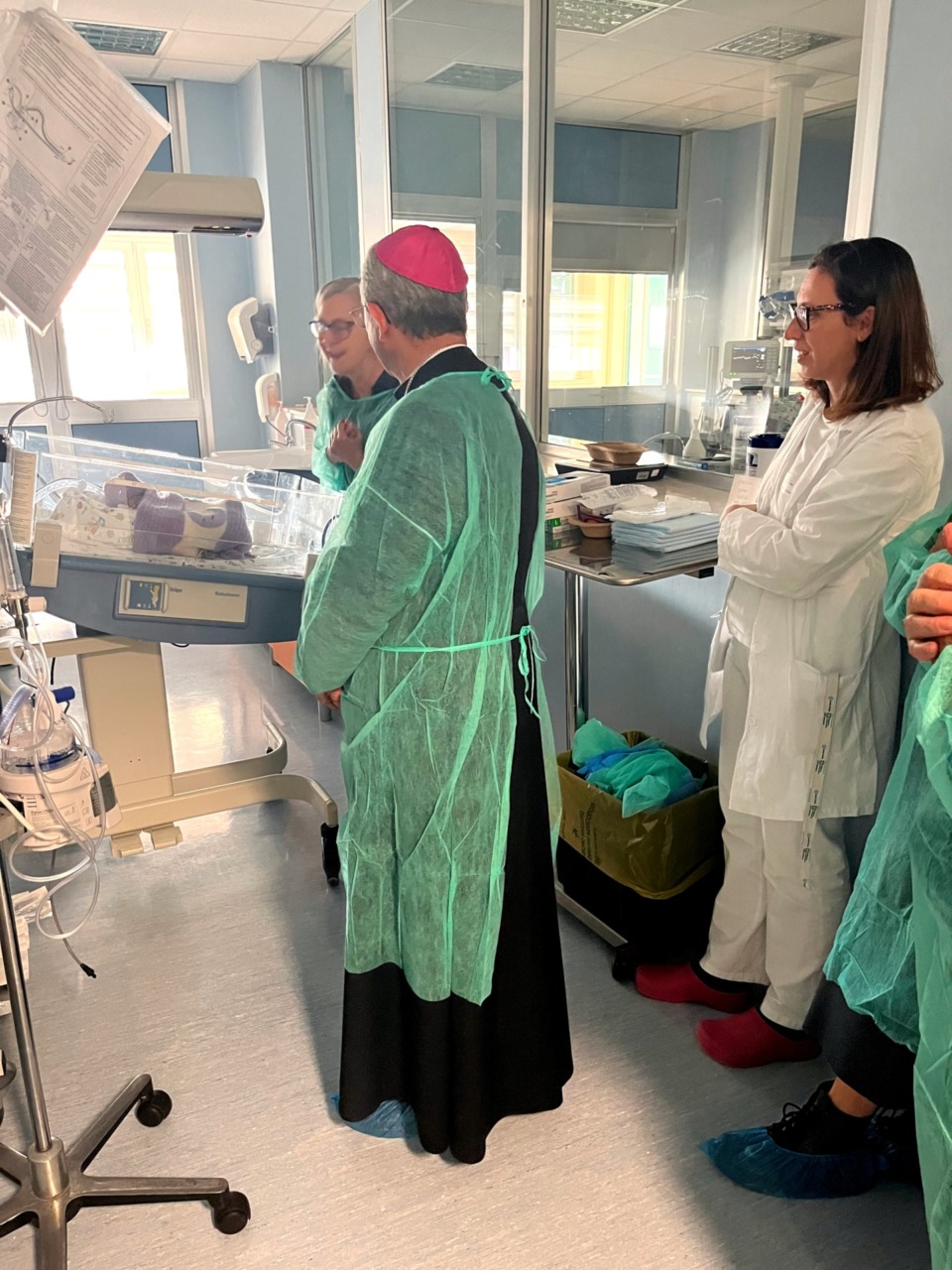 Il vescovo Busca durante la visita in ospedale