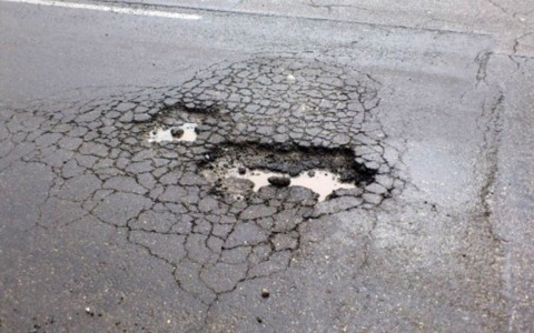 “Le sistemiamo la buca per soli 300 euro” ma poi gliene chiedono 3mila, truffatori denunciati a Porto Mantovano