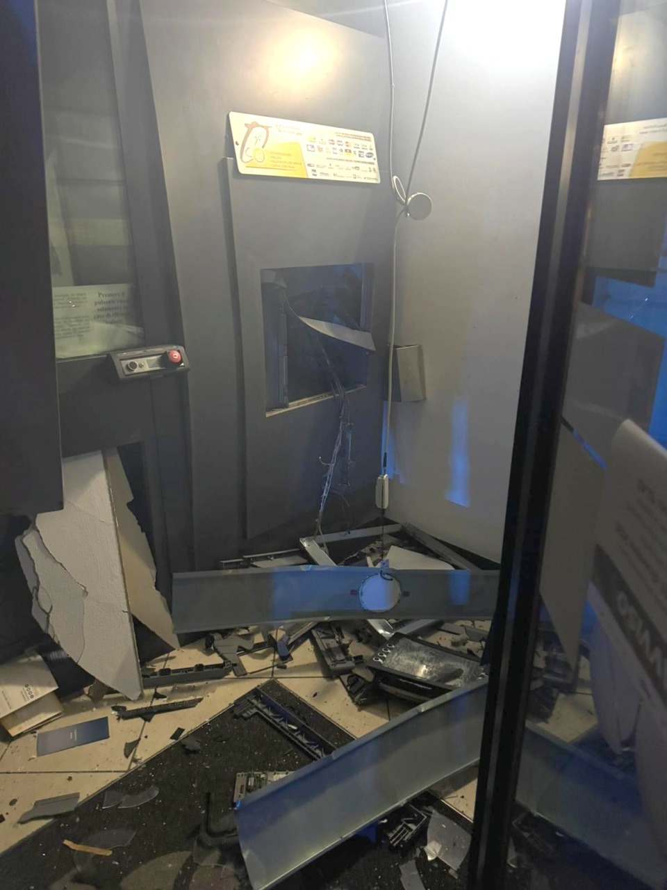 I gravi danni al bancomat, devastato dall'esplosione nella notte
