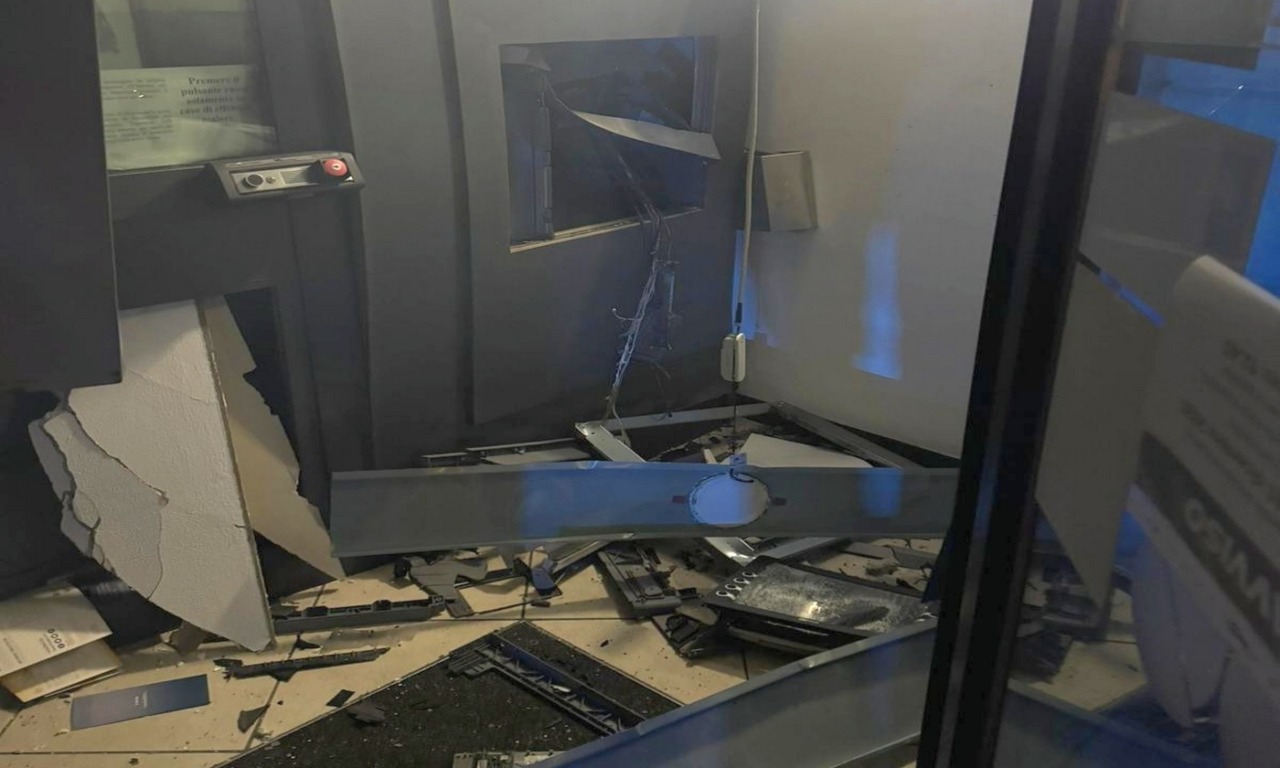 Boato nella notte: gang di banditi fa esplodere il bancomat e fugge con il bottino