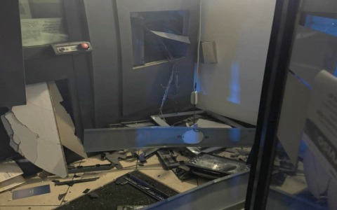 Boato nella notte: gang di banditi fa esplodere il bancomat e fugge con il bottino