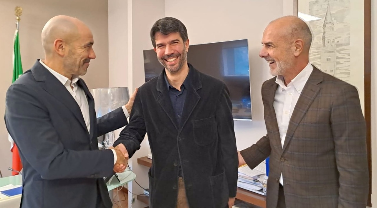 La stretta di mano nel momento dell'accoglienza