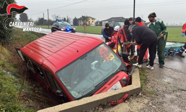 Furgone si ribalta a Gazoldo degli Ippoliti: feriti l’autista e 32enne e 56enne con disabilità