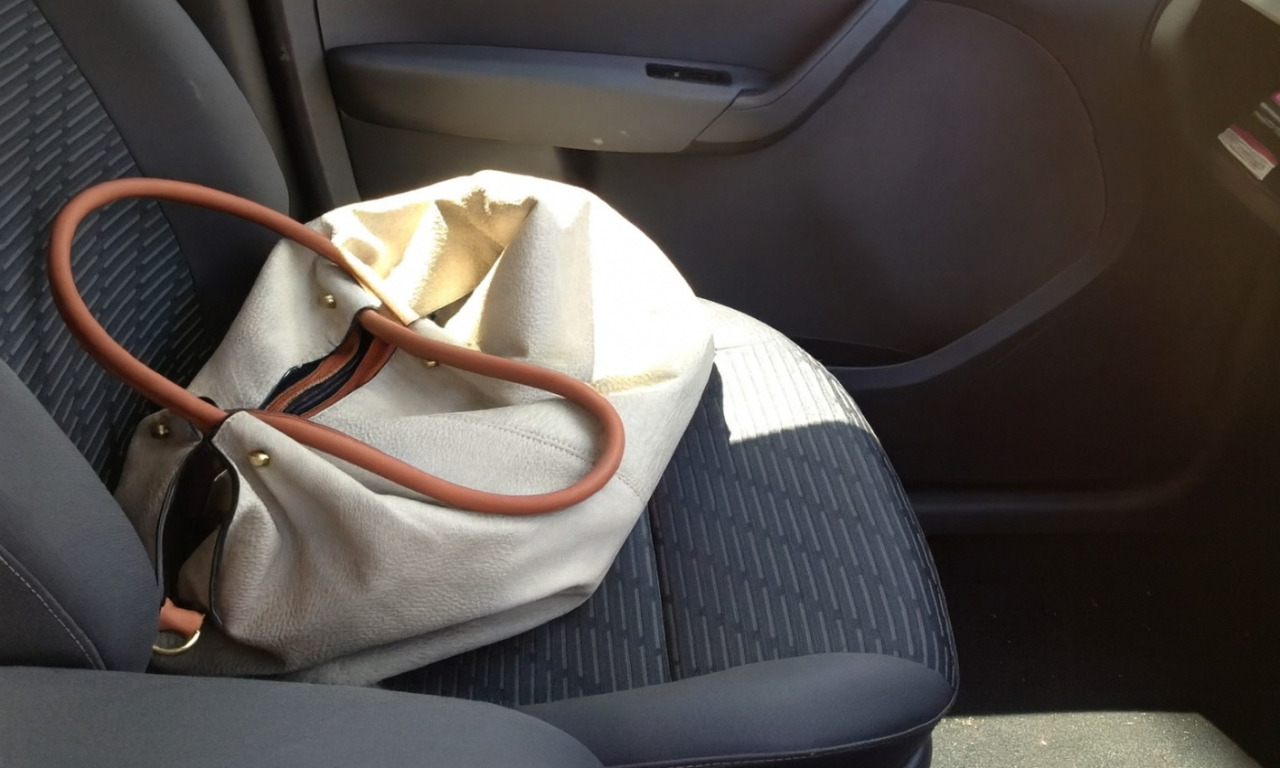 Furto fuori dal supermercato a Marmirolo, 22enne distrae 77enne e le ruba la borsetta dall’auto