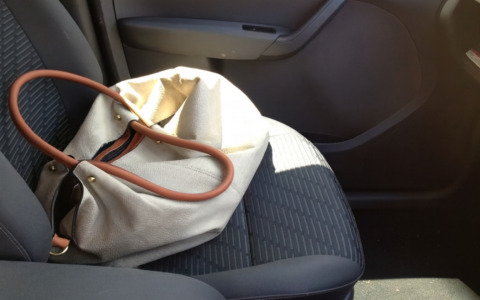 Furto fuori dal supermercato a Marmirolo, 22enne distrae 77enne e le ruba la borsetta dall’auto