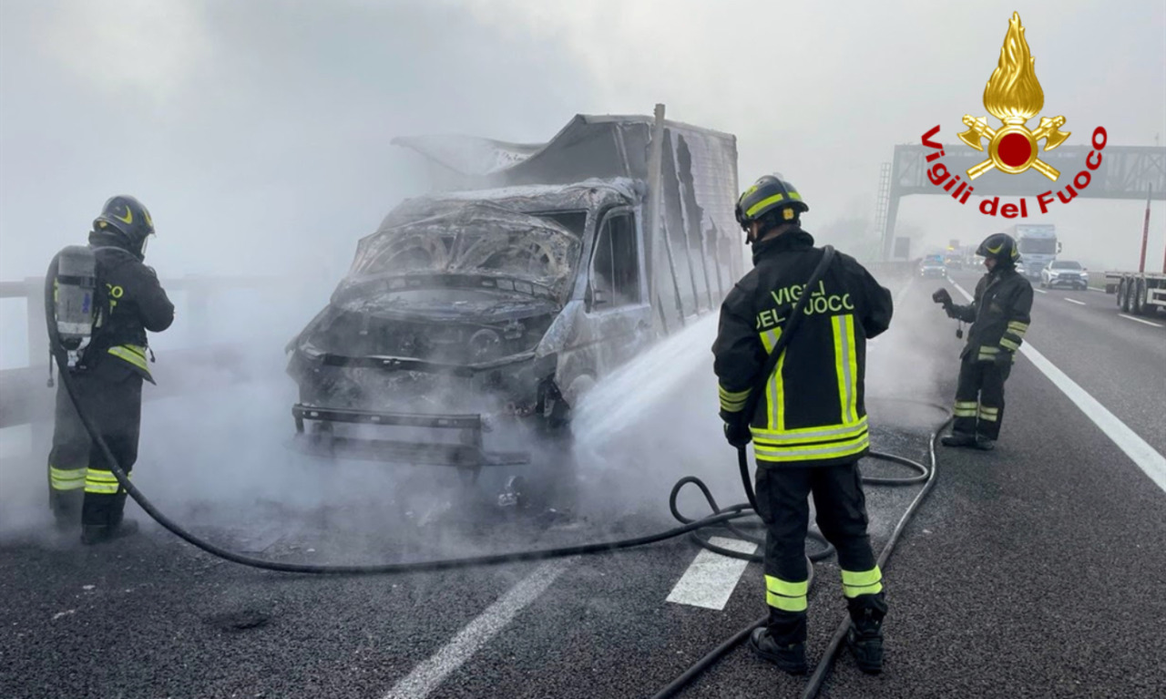 Incendio sull’autostrada A22, furgone a fuoco tra i due caselli di Mantova