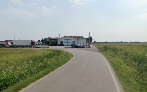 Incidente nelle campagne di Castel Goffredo, 31enne esce di strada e si schianta in un fosso