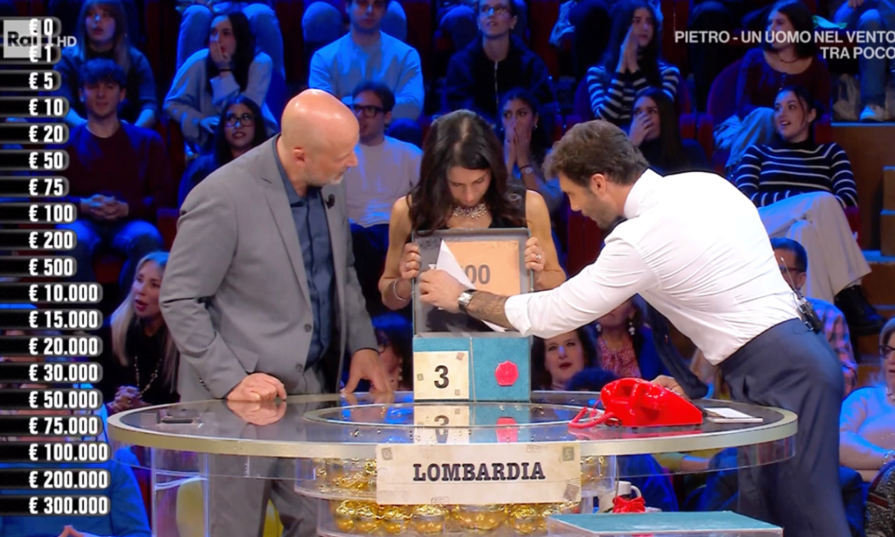 La partita della mantovana Elena ad Affari tuoi, rifiuta 22mila euro e ne vince solo 200 con il pacco nero
