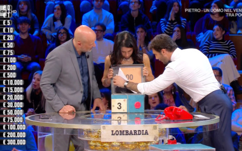 La partita della mantovana Elena ad Affari tuoi, rifiuta 22mila euro e ne vince solo 200 con il pacco nero