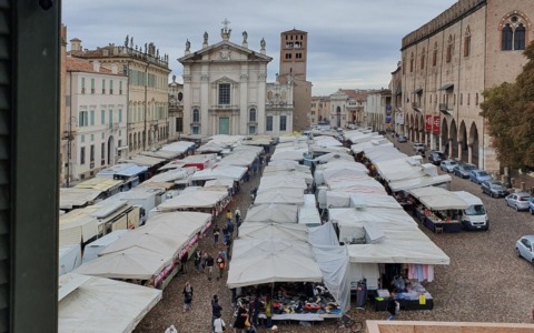 Mercati di Mantova sospesi a Natale e Capodanno: l’ordinanza del Comune