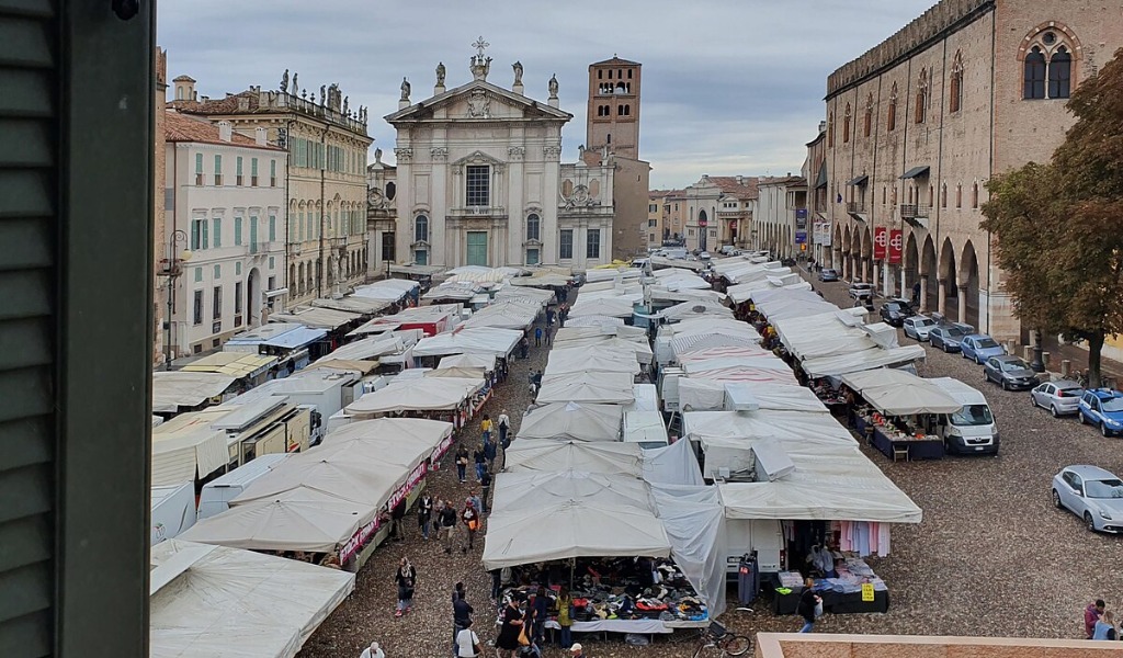 Mercati di Mantova sospesi a Natale e Capodanno: l’ordinanza del Comune