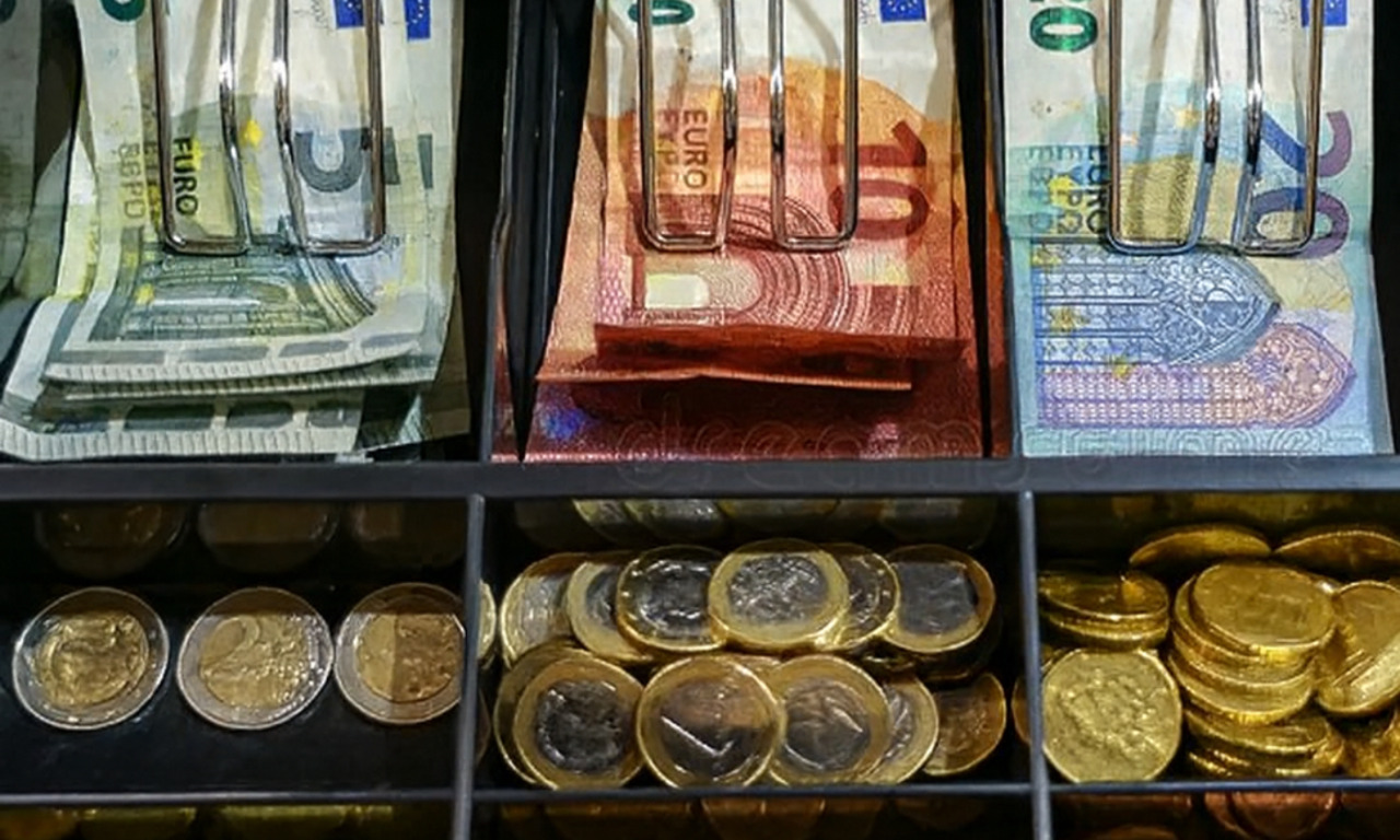 Ruba dalla cassa di una ferramenta di Asola, 61enne colto in flagrante dai titolari