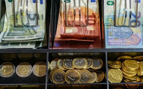 Ruba dalla cassa di una ferramenta di Asola, 61enne colto in flagrante dai titolari