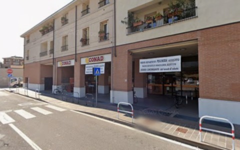 Tragedia all’alba davanti al supermercato: 66enne trovato morto vicino ai carrelli