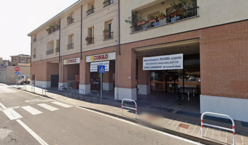 Tragedia all’alba davanti al supermercato: 66enne trovato morto vicino ai carrelli