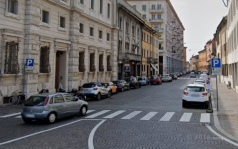 Travolta da un’auto a Mantova, 66enne trasportata in ospedale