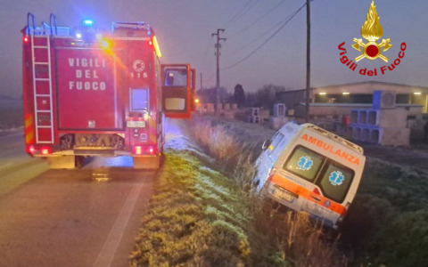 Ambulanza fuori strada a Rodigo: soccorsi i due membri dell’equipaggio