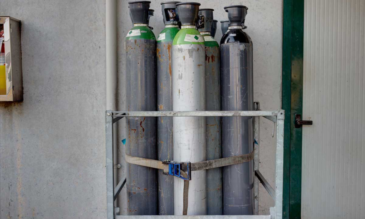 Vede delle bombole nel cortile di una casa e le ruba, 72enne nei guai a Sustinente