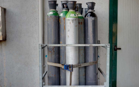 Vede delle bombole nel cortile di una casa e le ruba, 72enne nei guai a Sustinente