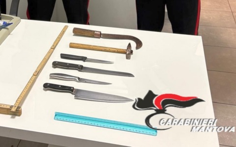 Armato e ubriaco sotto casa della sua ex: preso dai carabinieri con il taser