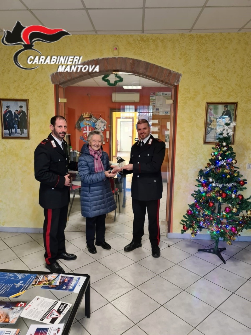 L'anziana insieme ai carabinieri nel momento della restituzione dei preziosi che le erano stati rubati