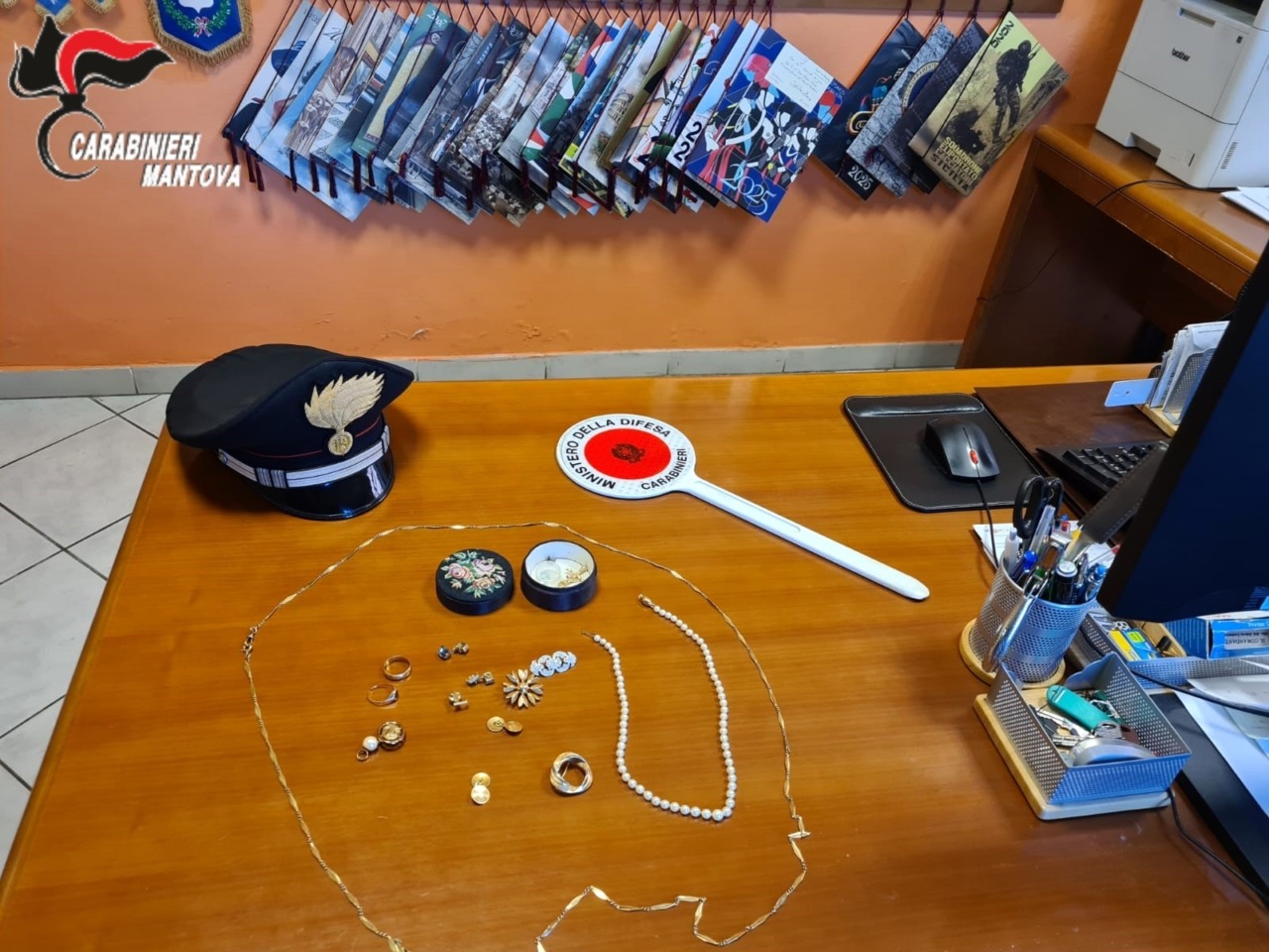 Anziana derubata di ori e gioielli mentre prende parte alla messa di Natale