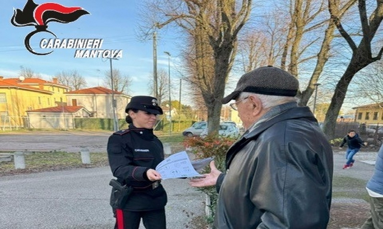 Carabinieri dentro e fuori dalla chiesa per aiutare gli anziani a prevenire le truffe