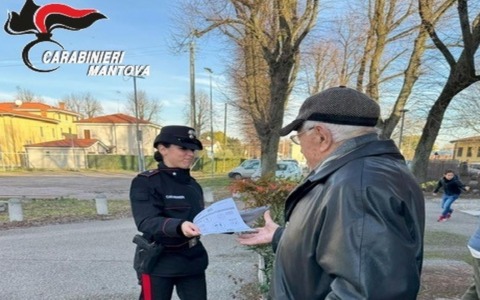 Carabinieri dentro e fuori dalla chiesa per aiutare gli anziani a prevenire le truffe