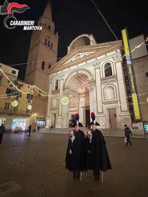 Cc in uniforme storica di fronte alla basilica di Sant'Andrea