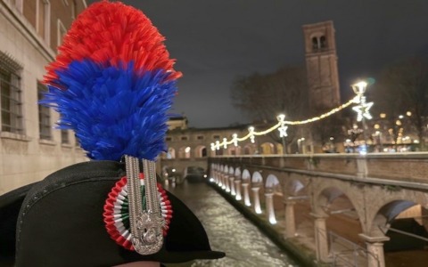 Mantova presidiata anche dai carabinieri in uniforme storica con pennacchio