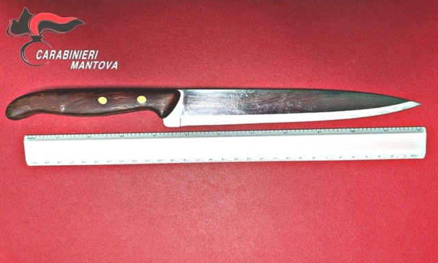 Scoppia la violenta lite familiare: la moglie accoltella il marito all’addome