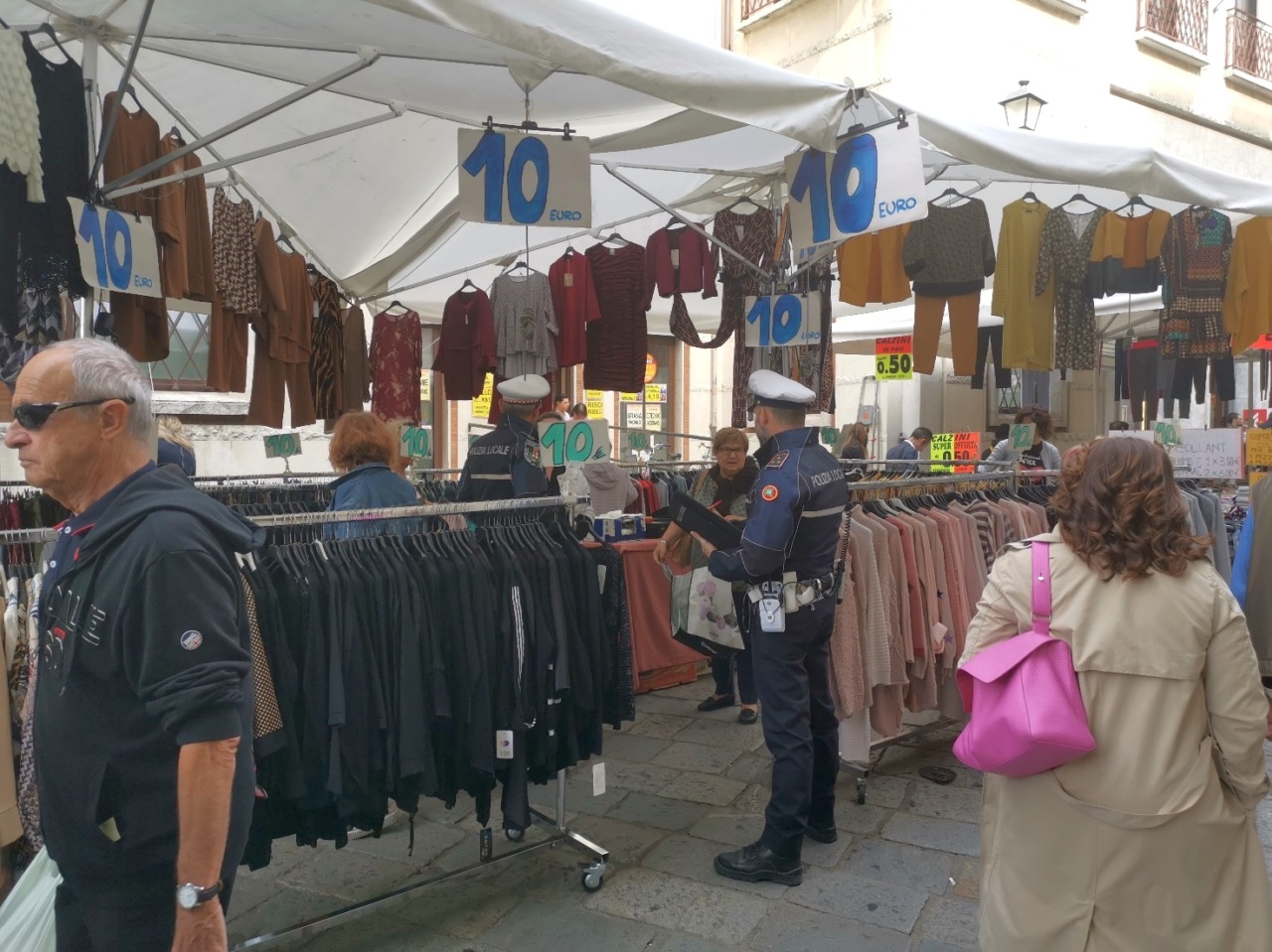 Controlli della polizia locale nel commercio: sanzioni per 16 ambulanti e chiusi due kebab