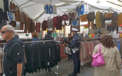 Controlli della polizia locale nel commercio: sanzioni per 16 ambulanti e chiusi due kebab
